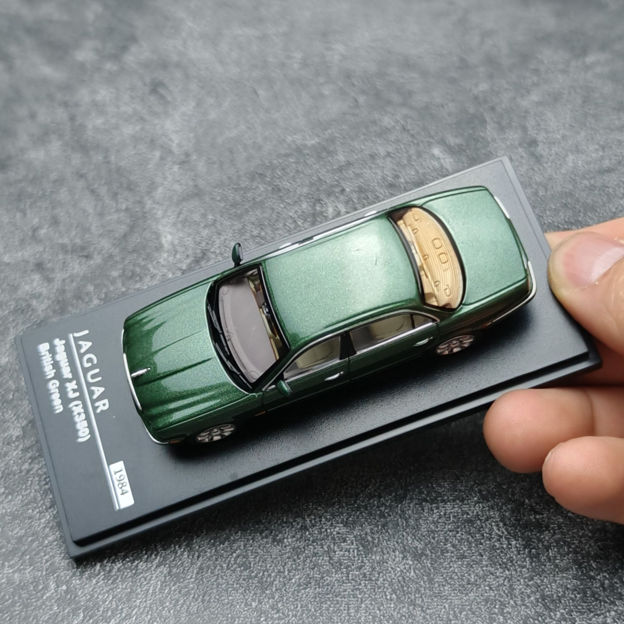 AR BOX ダイキャスト 1:64 スケール XJ6 X3 - Novelty Gifts のレビューと価格