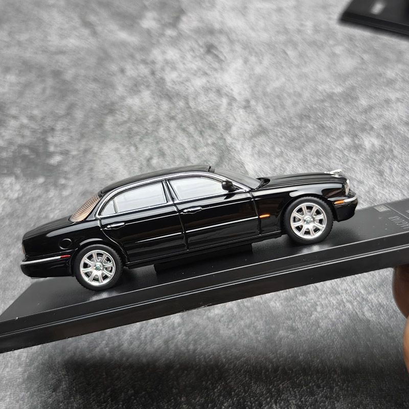 AR BOX ダイキャスト 1:64 スケール XJ6 X3 - Novelty Gifts のレビューと価格